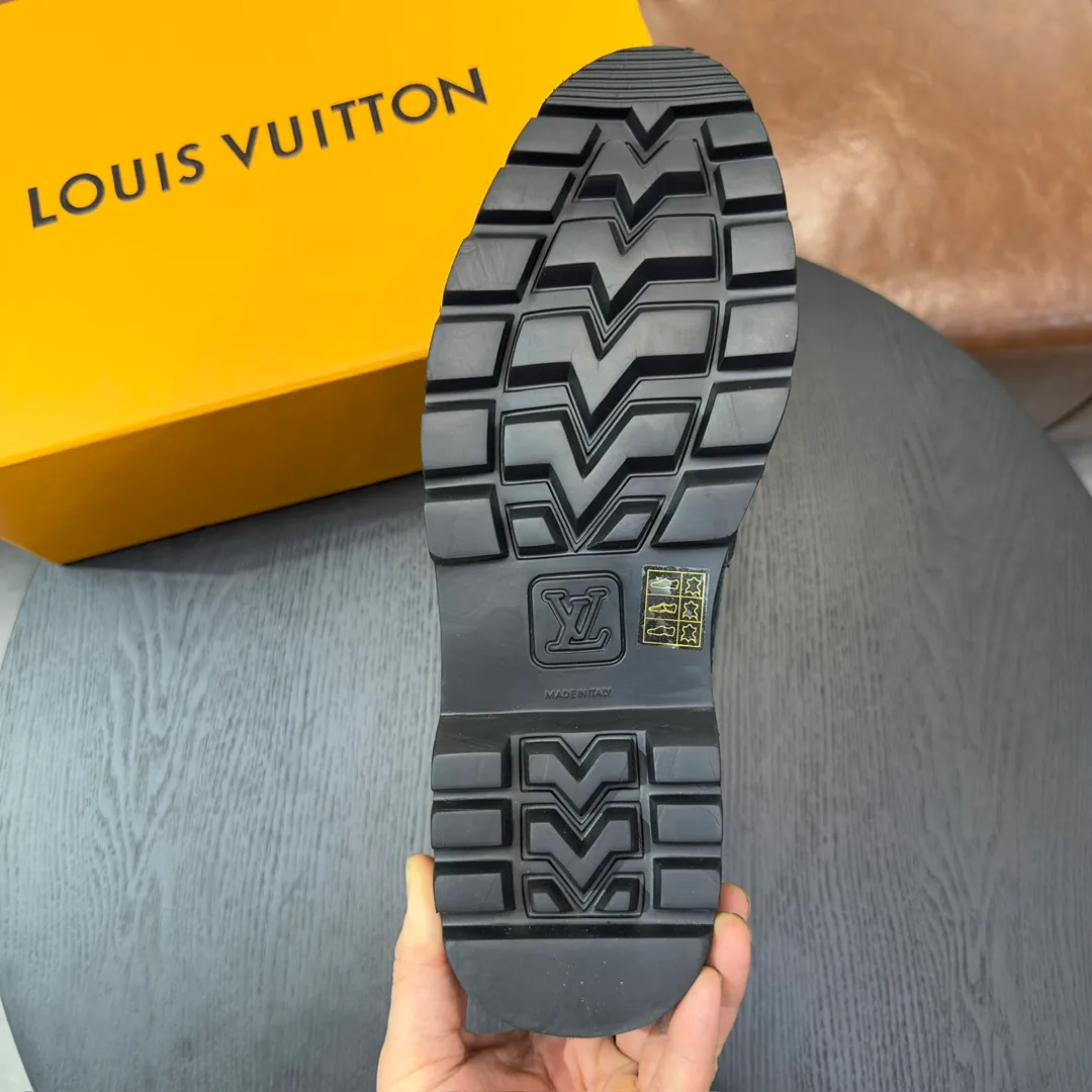 [L Home] P: 820💰 Size: 39-44 (customized at 38.45) Original Lv official website men's casual leather shoes, top-quality original replica, - Upper: 🔝cowhide weaving technology, Nappa cowhide, shoe body sewn with brand logo - Inner: cowhide, foot pad; water-dyed cowhide - Outsole: TPR·rubber foam; two-color molded outsole -Ultra-high quality control and fine workmanship: highlight (high-end, extravagance, class)